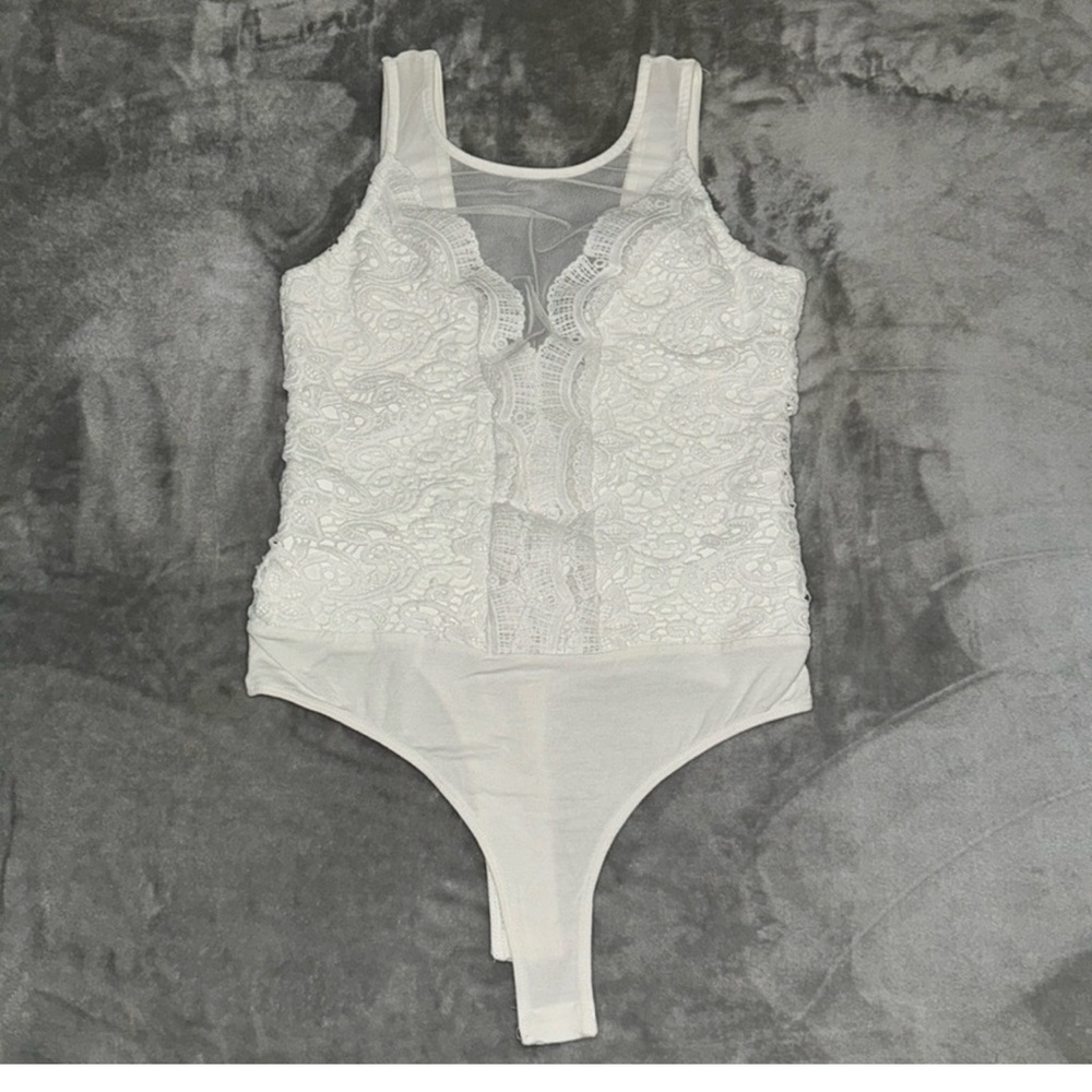 Lulu’s Lace Embroidered Bodysuit in White never worn